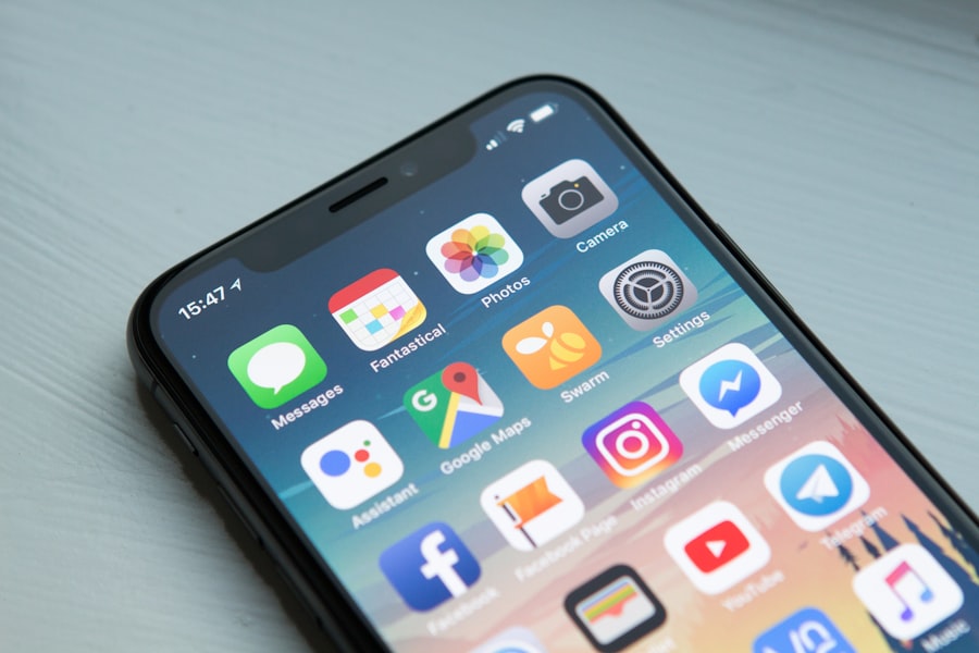 Personne utilisant un smartphone, évoquant les applications mobiles et outils digitaux terrain.