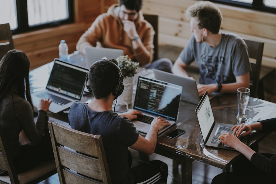 Équipe collaborant autour d’un poste de travail, illustrant le support et l’assistance aux utilisateurs.